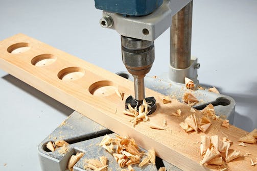 Enkel kryddhylla av billigt träspill